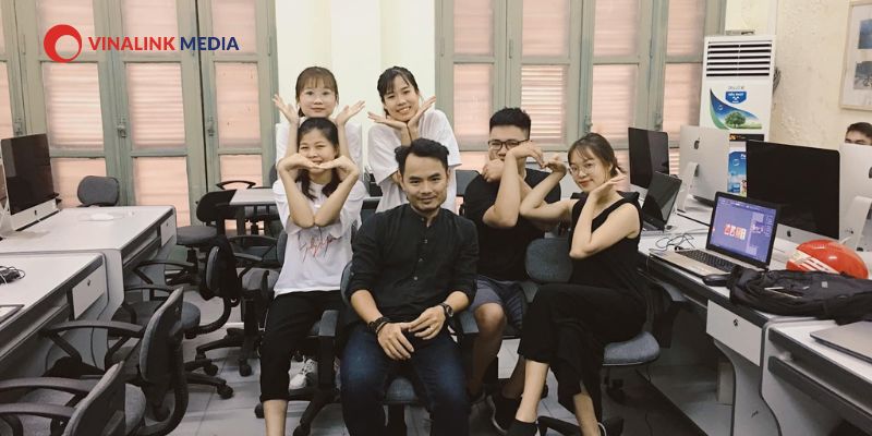 Anh Vinh Nguyễn (người ngồi giữa) - con người của nghệ thuật và sự sáng tạo